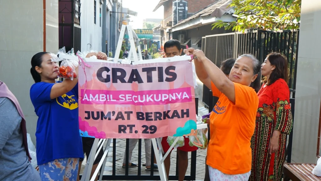 Contoh Sikap Berbagi di Masyarakat