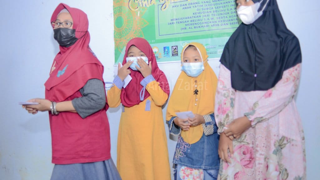 memberikan dukungan langsung kepada anak-anak yatim