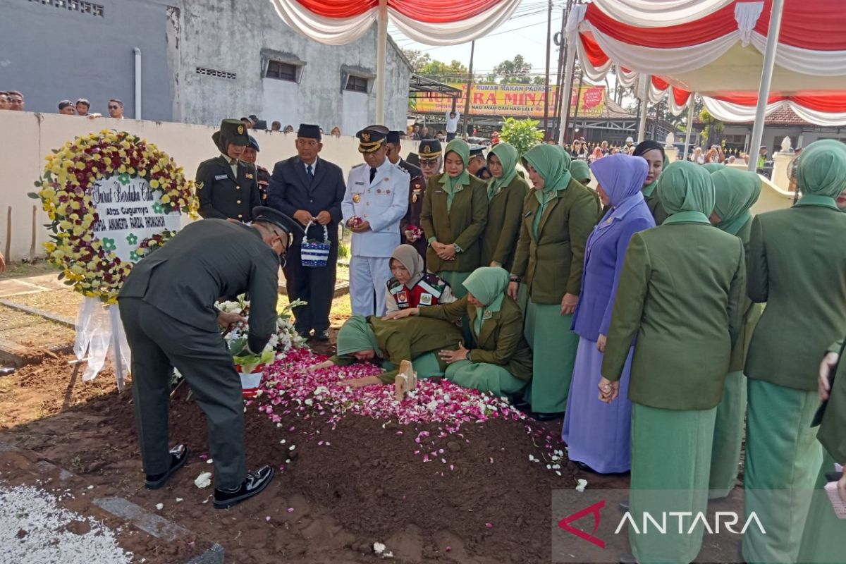 Program Terbaru: Jenazah Kopda Anumerta Farizal dimakamkan di TMP Giripeni Kulon Progo