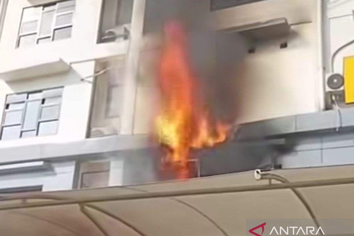 Menghadapi Tantangan: Gedung Satreskrim Polres Jakbar terbakar