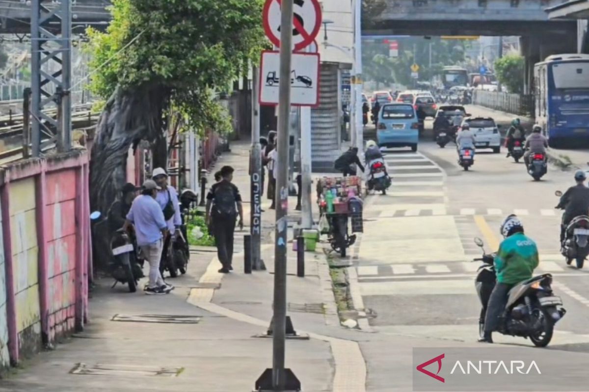 JPO Stasiun Jatinegara rawan copet – warga desak tindakan tegas