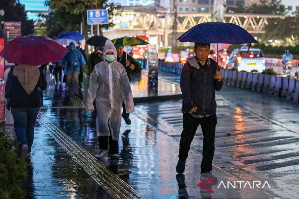 Sediakan payung – Jakarta diprakirakan diguyur hujan siang dan sore