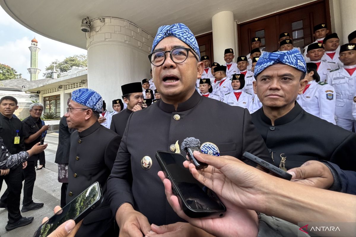 Farhan sesalkan aksi ricuh massa baju hitam saat May Day di Bandung
