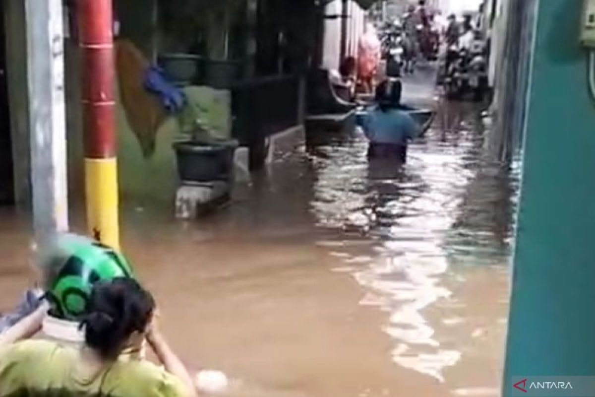Banjir satu meter lebih rendam Kebon Pala Jaktim Selasa pagi