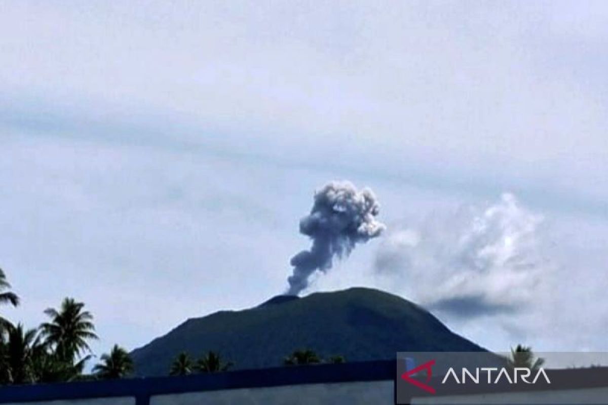Solving Problems: Badan Geologi: Gunung Ibu erupsi dengan kolom abu setinggi 800 meter