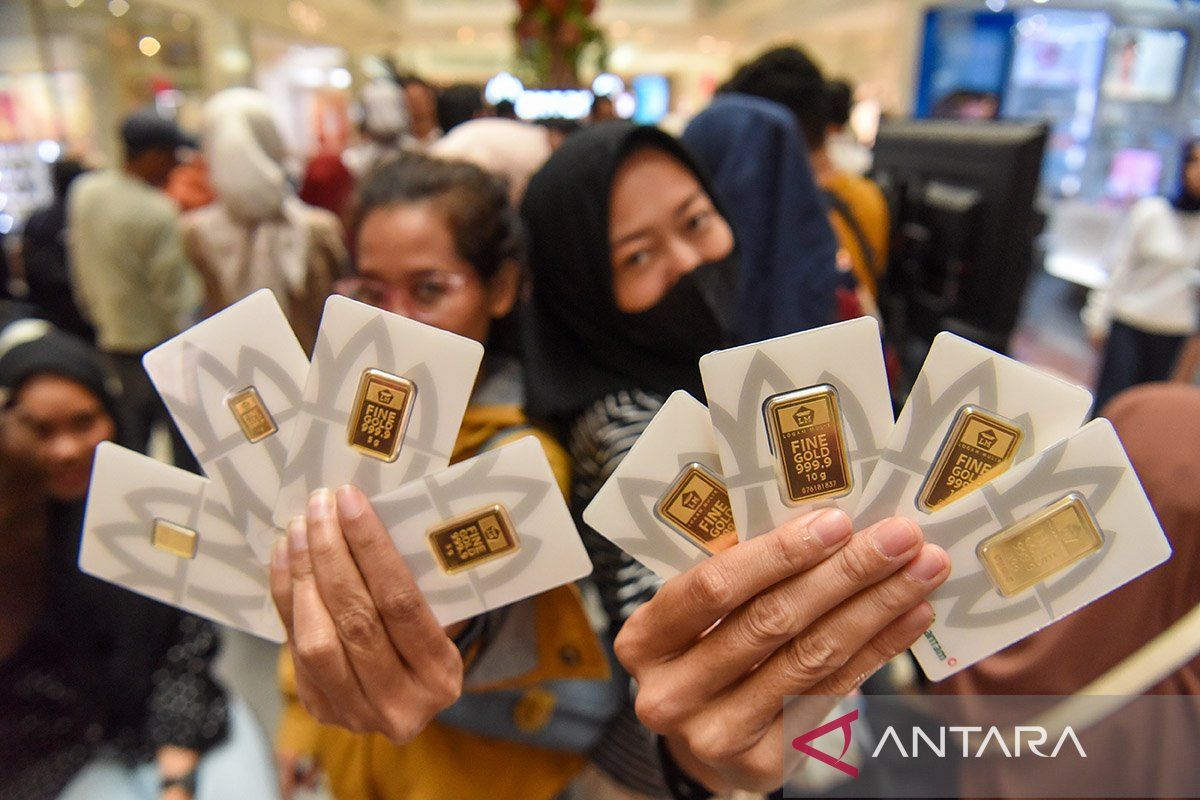 Kamis pagi harga emas Antam naik Rp35.000 menjadi Rp2,8 juta/gr