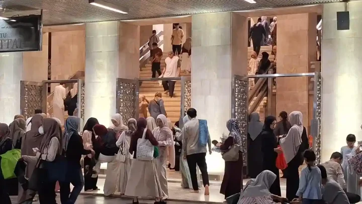 Visit Agenda: Jelang Salat Iduladha, Masjid Istiqlal Mulai Dipadati Jemaah Sejak Subuh